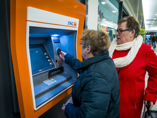 ABN AMRO gaat geld opnemen belasten; 'een stap naar een cashloze maatschappij'