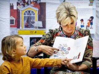 'We moeten een nationaal voorlees-halfuurtje instellen'