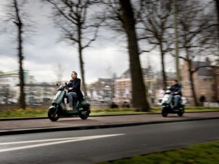 Stand.nl: 'Vervuilende brommers en scooters moeten uit alle binnensteden geweerd worden'
