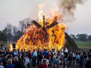 Paasvuurtraditie zorgt jaarlijks voor verhitte discussie