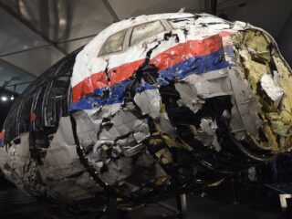 8 jaar na MH17-ramp spreekt rechtbank vonnis uit: 'Nabestaanden naar deze dag toegeleefd'