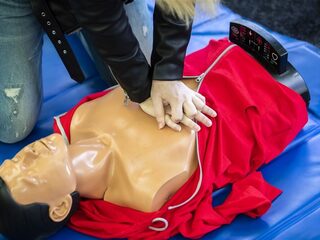 Stand.nl: Reanimatie moet verplicht onderdeel worden op school