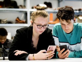 Stand.nl: 'Het weren van mobieltjes uit de klas is een verloren strijd'