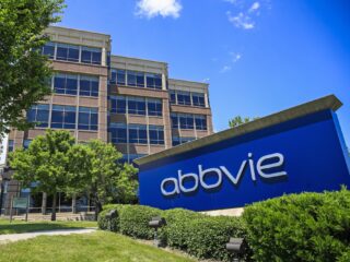 Man die farmaceut aanklaagt om hoge prijs Humira: 'Het is een mensenrechtenkwestie'