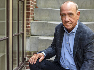 Baantjer-schrijver Peter Römer over deel 90: 'De cover was er al en toen moest ik het verhaal nog bedenken'