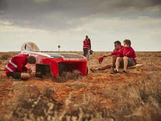 Kun je de Solar Challenge winnen in een auto met de luchtweerstand van een bierflesje?