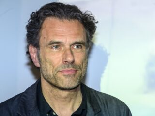 Auke Kok over stotterschaamte: 'Ik durfde vroeger in de klas mijn vinger niet op te steken'