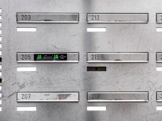 Nieuwe JA-JA-sticker bespaart milieu én gemeenteportefeuille: 'Kan 14 tot 30 miljoen schelen'