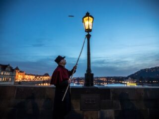 Actiegroep in Londen strijdt voor behoud van Dickensiaanse gaslampen