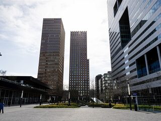 De Zuidas: hoe overleven mannen en vrouwen op de apenrots?