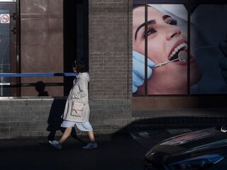 Russische mond in de toekomst vol gouden tanden