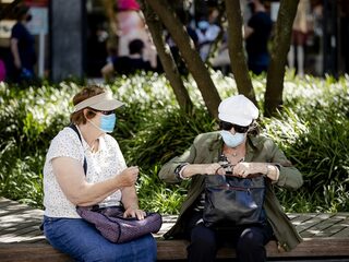 Stand.nl: 'De anderhalve meter en de mondkapjes moeten tijdelijk terug'