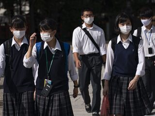 Een persconferentie in Japan om enkele missende schooluniformen