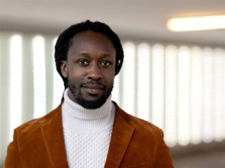 Akwasi zag Bijlmer vliegramp als 4-jarige voor zijn ogen gebeuren