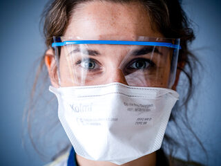 Hoe Defensie zorgpersoneel leert omgaan met stress en trauma door corona