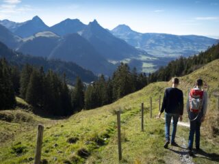 Zwitserse jongeren verruilen hot power yoga voor de Alpen