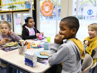 Stand.nl: 'De gratis schoollunch moet er komen'