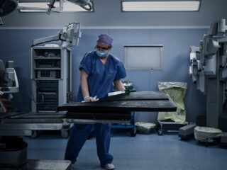 Niet meer wakker tijdens Parkinsonoperatie: 'Meer vrouwen durven het nu aan'