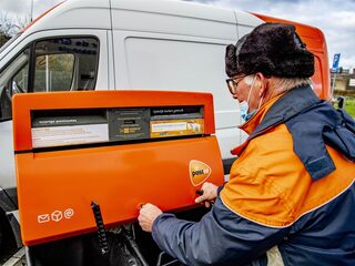 Zwartwerken en kinderarbeid bij PostNL in België: ‘Bijrijdertjes wordt dat genoemd’