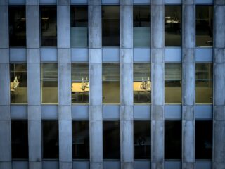 Terug op het werk staan de kantoorboomer en placenta-etende millenial oog in oog