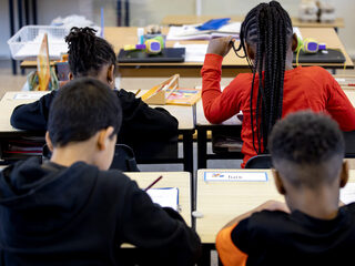 OMT adviseert basisschoolklassen niet meer naar huis te sturen bij besmetting: 'Ouders lopen tegen mentale breakdown aan na 1,5 jaar'