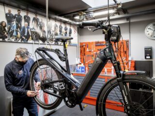 Vertrouwen laag? Valt wel mee: we vliegen nog steeds veel en blijven e-bikes kopen