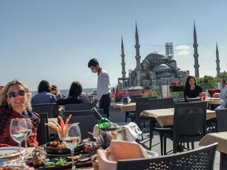 In Turkije ontslagen omdat je op de foto staat met alcohol
