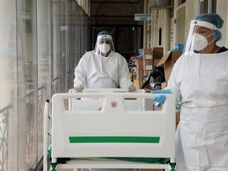 Stand.nl: 'Nederland moet Suriname uit deze coronacrisis helpen'