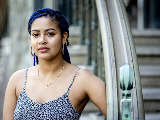 Zaïre Krieger vertaalde het bekendste gedicht van 2021: 'Soms moet je graven voor nieuwe stemmen'