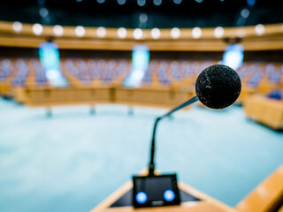 Waarom politieke partijen miljoenen op de plank hebben liggen maar toch meer geld willen