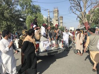 Stand.nl: Het Westen moet zo snel mogelijk met de Taliban om de tafel