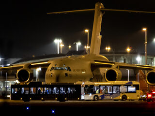 Nederlandse evacués uit Kabul geland op Schiphol