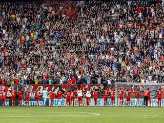 Stand.nl: 'Minister De Jonge moet ingrijpen zodat de coronamaatregelen in voetbalstadions wel worden nageleefd'