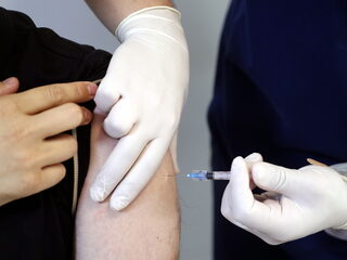 Derde coronaprik voor mensen met ernstige afweerproblemen