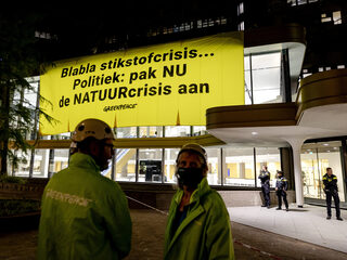 Actievoerders Greenpeace beklimmen Tweede Kamer gebouw