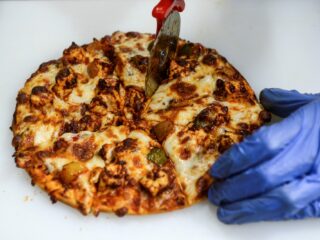 Wat weet je van dure lekkernijen, comedy en geluidsoverlast? Speel de Nationale Nieuwsquiz