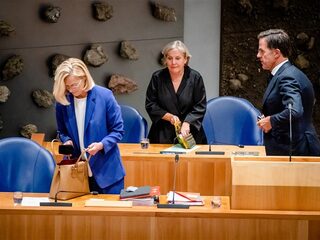 Defensieminister Bijleveld (CDA) treedt af na crisisberaad partijtop