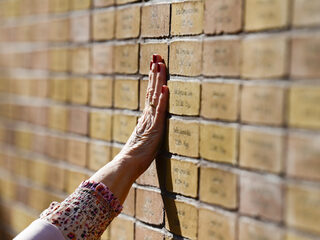 Nieuw Holocaust Namenmonument onthuld: 'Steeds meer aandacht voor persoonlijke verhalen van elk slachtoffer'