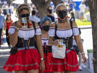 Het Oktoberfest is terug, maar waar laat je het mondmasker?