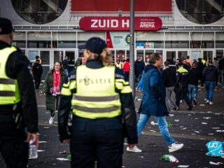 Stand.nl: 'Om de politie te ontlasten moeten voetbalwedstrijden zonder publiek worden gespeeld'