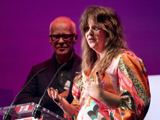 Elke Vierveijzer sleept cabaretprijs in de wacht: 'Ik schuw de zware thema's niet'