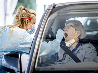 Veldepidemioloog Amrish Baidjoe over omikronvariant: 'Met een vliegverbod win je tijd'