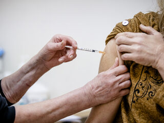 Huisartsen in Urk gaan zelf vaccins aanbieden vanwege lage vaccinatiegraad