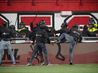 Burgemeesters dreigen met intrekken vergunning bij aanhoudend voetbalgeweld