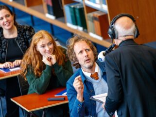 Deze BN'ers doen mee aan het Groot Dictee der Nederlandse Taal 2022