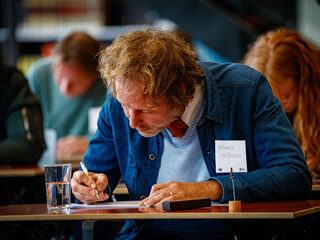 Hoeveel fout heb jij? Lees hier de nakijkinstructie van het Groot Dictee der Nederlandse taal 2021