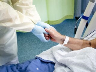 Vakbonden FNV en CNV eisen compensatie voor zorgmedewerkers met long covid: 'ze verdienen respect en ruimhartige compensatie'