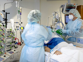 Moeten COVID-patiënten minder voorrang krijgen in het ziekenhuis?