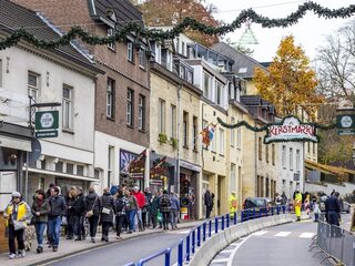 'Wat we in Valkenburg het 'patat- en pilstoerisme' noemen, zie je nu op de Wallen'