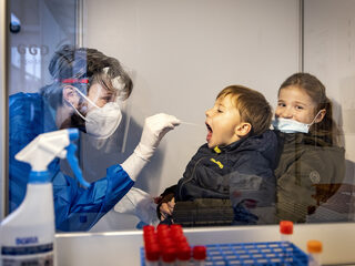 Hoogleraar Bert Niesters: 'Hulp commerciële testers aan GGD geen goed idee'